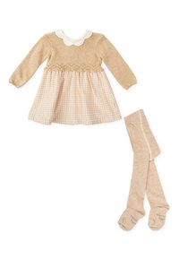 Vestido beige con un cuello blanco con volantes, parte superior de punto y falda a cuadros, combinado con medias beige a juego. Tejido suave, mangas largas.