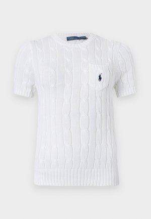 Pull blanc à manches courtes en maille torsadée, présentant un ourlet côtelé et une petite poche poitrine avec un logo bleu. Fabriqué en fil texturé.