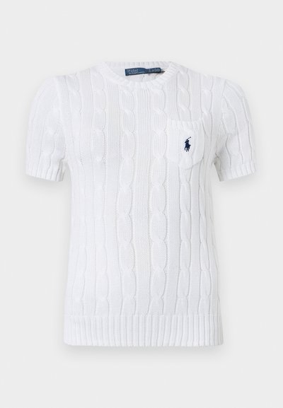 Λευκό πουλόβερ με κοντά μανίκια και πλέξη καλώδιο, με ριμπ τελείωμα και μικρή τσέπη στο στήθος με μπλε λογότυπο. Κατασκευασμένο από υφή νήματος.