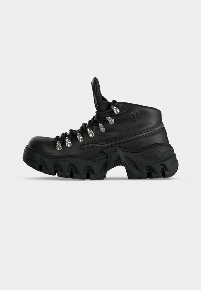 Μαύρο ψηλό ορειβατικό μποτάκι με χοντρή ανθεκτική σόλα, μεταλλικά ρουμπά και διακριτικό ανάγλυφο λογότυπο στο πλάι.