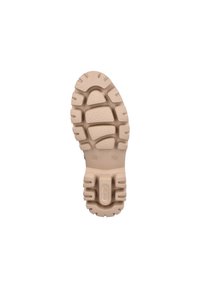 Semelle de chaussure en caoutchouc beige avec une surface texturée et antidérapante et des motifs de semelle proéminents ; comprend un capuchon de talon et des détails de marque.