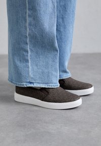 MICHAEL Michael Kors KEATON - Įmautiniai batai - brown