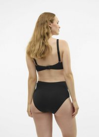 Melnā bikini komplekts ar augsto jostasvietu un vienkāršu krūšturi ar regulējamām siksnām. Materiāls šķiet gluds ar matētu apdari.