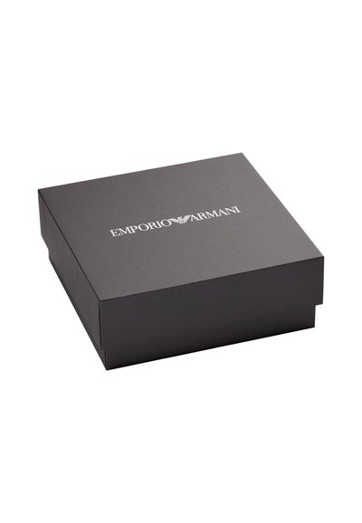 Boîte rectangulaire noire avec une finition texturée, présentant le logo "EMPORIO ARMANI" en blanc sur le dessus. Design simple et élégant.
