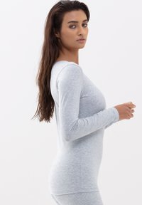 Szara, długosleeve'owa bluzka wykonana z miękkiego, lekkiego materiału o dopasowanym kroju, z okrągłym dekoltem i gładką teksturą.