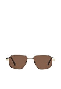 Brązowe prostokątne okulary przeciwsłoneczne z cienką srebrną metalową oprawką. Zauszniki są smukłe i lekko wygięte, co nadaje nowoczesny wygląd.