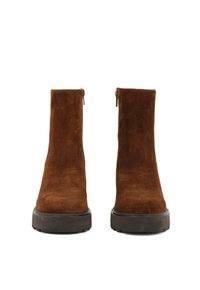 Stivaletti in suede marrone con finitura liscia, design a media altezza e suola in gomma, dotati di zip laterali per una facile calzata.
