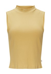 Ribbetty, hihaton toppi vaaleankeltaisena. Siinä on korkea mock neck -kaulus ja tiukka silhouette suoran helman ja pienen sivulätkän kanssa.