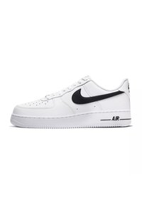 Sneakers basse in pelle bianca con swoosh Nike nero, perforazioni sulla punta e scritta "AIR" sul tallone.