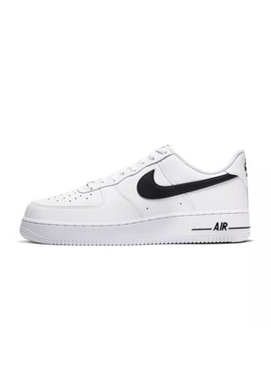 Sneakers basse in pelle bianca con swoosh Nike nero, perforazioni sulla punta e scritta "AIR" sul tallone.