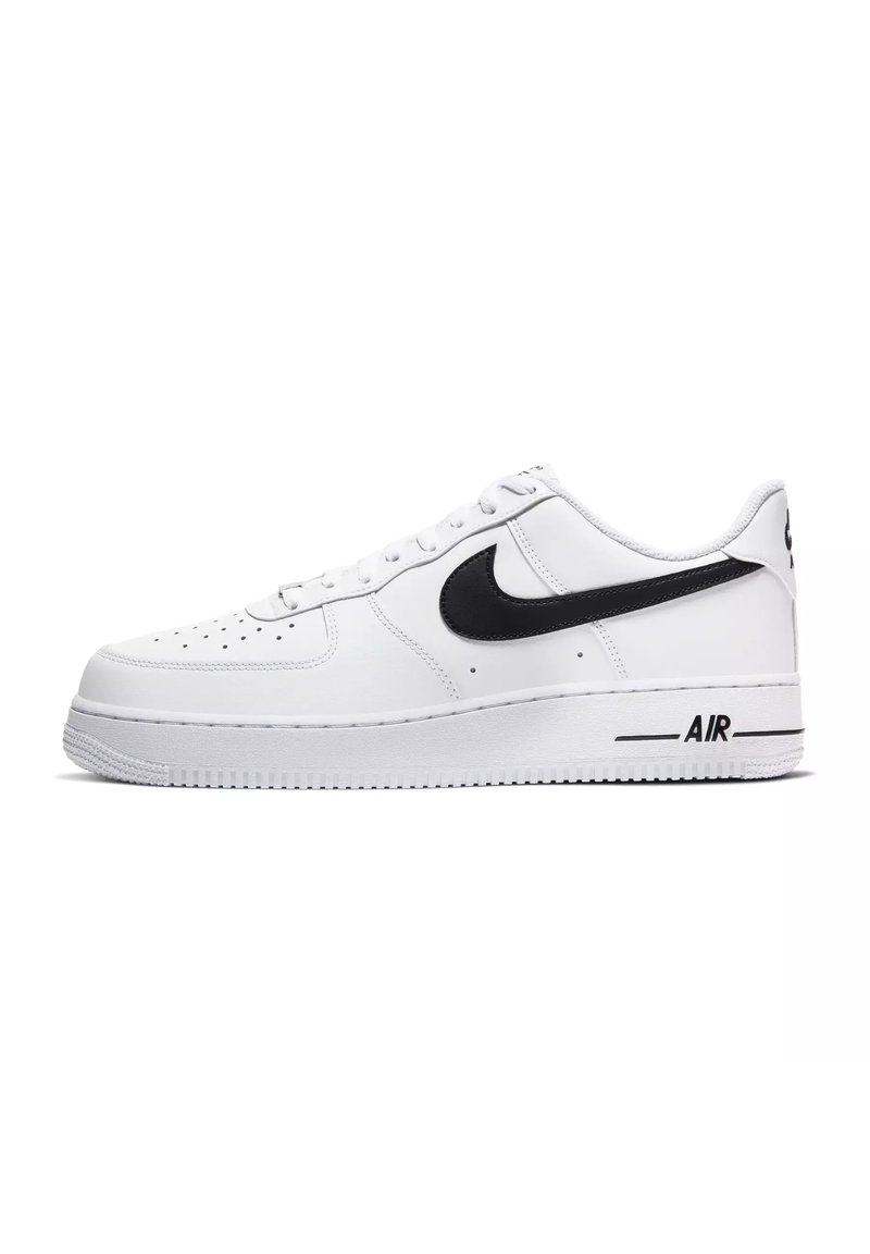 Sneakers basse in pelle bianca con swoosh Nike nero, perforazioni sulla punta e scritta "AIR" sul tallone.