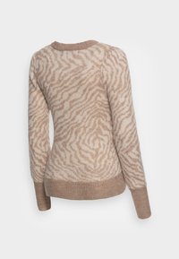 Beige och ljusbrun långärmad tröja med abstrakt vågigt mönster, ribbade manschetter, nederkant och rund halsringning, visad bakifrån.