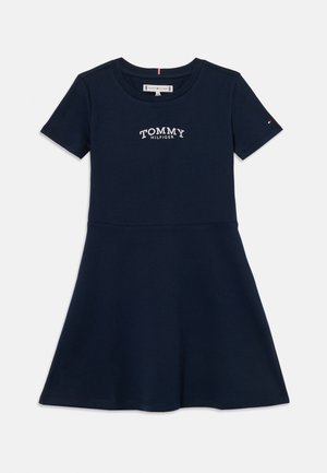 Tamnoplava majica haljina od pamuka, s okruglim izrezom, kratkim rukavima i izvezenim logotipom na prsima. Suvremeni dizajn suknje.