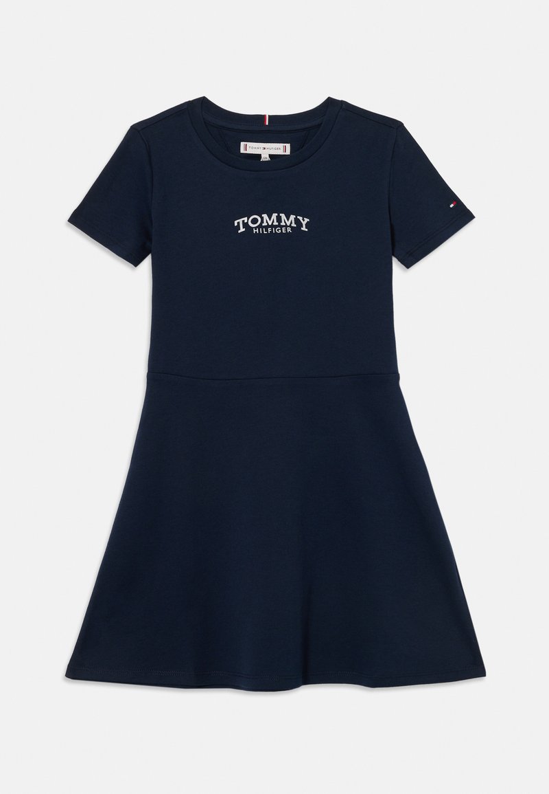 Svetlomodré tričko šaty vyrobené z bavlny, s okrúhlym výstrihom, krátkymi rukávmi a vyšívaným logom na hrudi. Riasená sukňa.