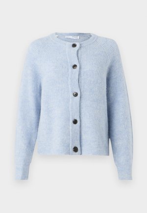 Hele sinine kardigan, mis on valmistatud pehmest soonilisest materjalist, ümmarguse kaelusega, pikkade varrukatega ja kuue musta nööbiga ees.