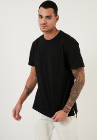Buratti REGULAR FIT - Paprasti marškinėliai - black