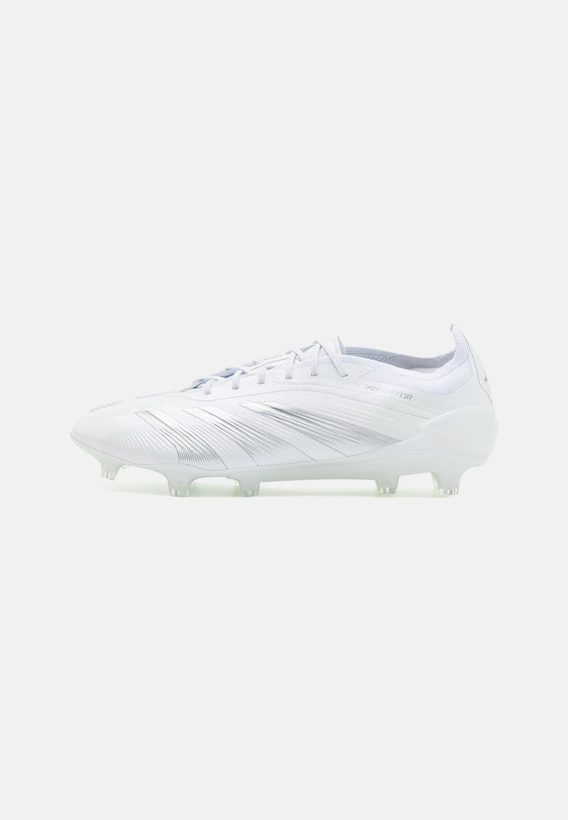 Witte voetbalschoenen met een slank, getextureerd bovenwerk, zilveren accentstrepen en transparante noppen; ontworpen voor prestaties op grasoppervlakken.