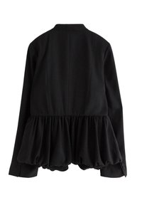 Sort langærmet bluse med peplum-kant. Har en struktureret halsudskæring, knaplukning ved håndleddene og et blødt, flydende stof med en glat overflade.