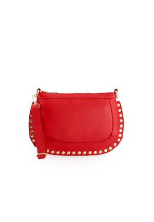 Rote Lederhandtasche mit abgerundeter Form, verziert mit goldenen Nieten am Rand und einem abnehmbaren Trageriemen. Texturierte Oberfläche mit einem dezenten Logo.