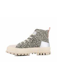 Sneaker alta in beige, con stampa leopardata nera, dettagli in argento, suola in gomma testurizzata e un'etichetta rossa sul retro.
