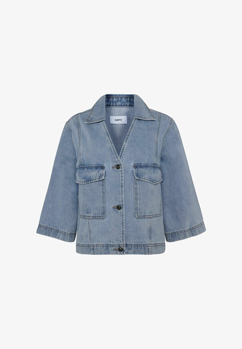 Lys blå denimjakke med krave, trekvartærmer, to forlommer og knaplukning. Har synlige sømme.