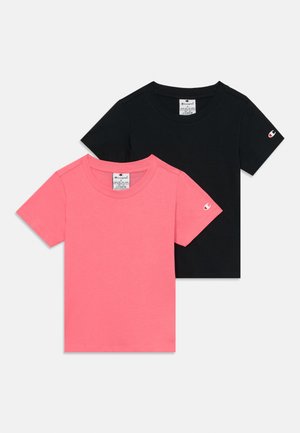 Deux t-shirts : un en rose vif et un en noir. Les deux ont un col rond, des manches courtes et un petit logo sur la manche gauche.