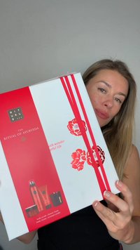 Gaveeske i hvitt med røde detaljer og blomsterdesign. Inneholder kroppsskrubb, dusjskum, kroppskrem og duftlys.