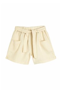 Pantalones cortos de lino amarillos claros con cintura con cinturón, dos bolsillos frontales y detalles de abertura lateral. Textura suave y corte holgado.
