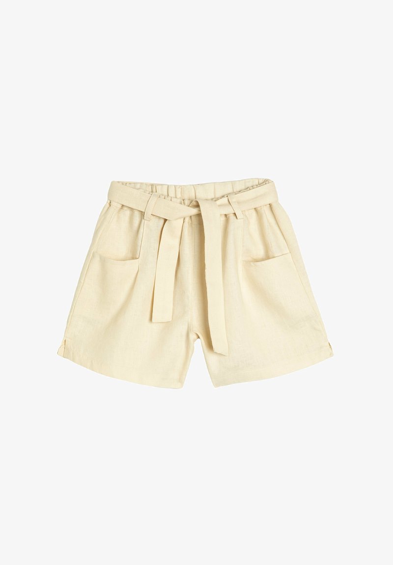 Pantalones cortos de lino amarillos claros con cintura con cinturón, dos bolsillos frontales y detalles de abertura lateral. Textura suave y corte holgado.