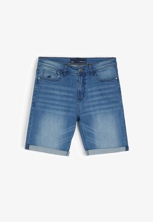 Jeansowe szorty w średnim niebieskim kolorze z wyblakłym wzorem, z podwiniętymi mankietami i pięcioma kieszeniami. Wyposażone w metalowy guzik i zamek błyskawiczny.