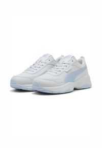 Sneakers atletici bianchi con accenti azzurri, caratterizzati da una tomaia in pelle liscia, punta tonda e suola in gomma testurizzata. Design con lacci.