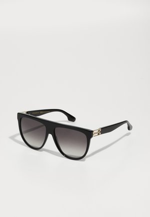 Schwarze Sonnenbrille mit rechteckigem Rahmen, Verlaufsgläsern und goldfarbenen Hardware-Akzenten an den Bügeln. Glatte Kunststoffoberfläche.