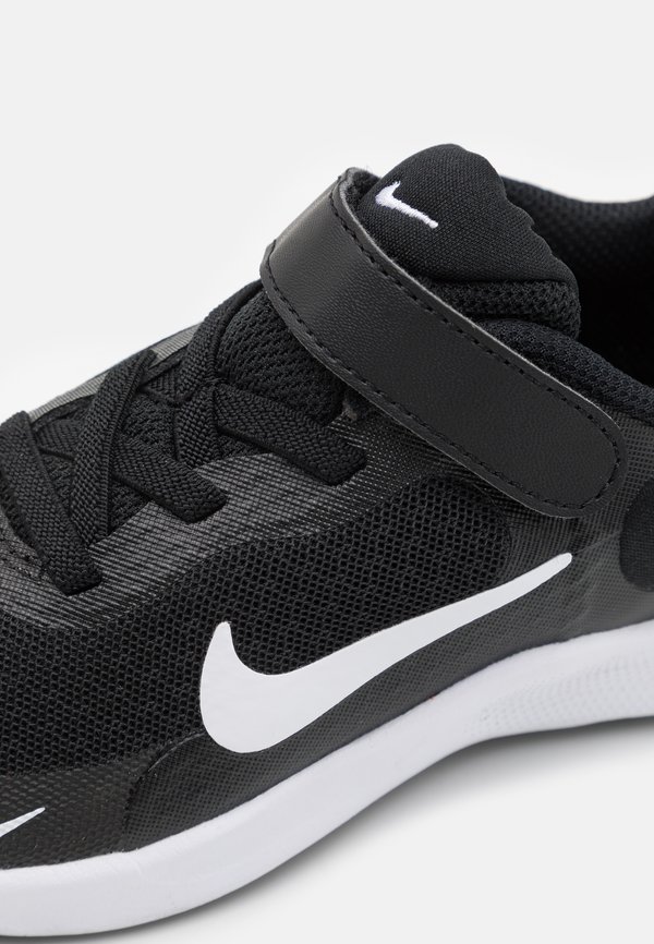 REVOLUTION 7 UNISEX – Laufschuh Straße