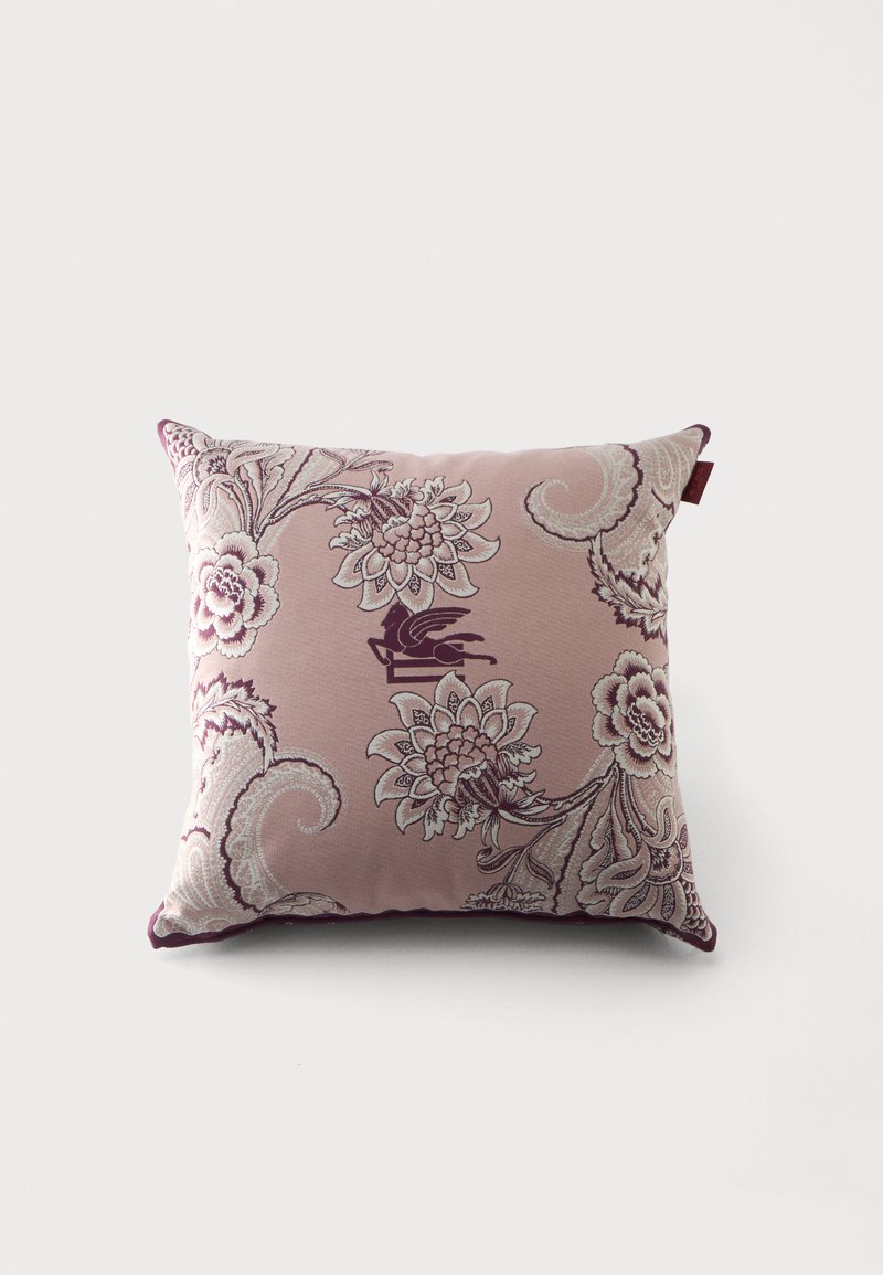 Coussin carré violet avec des motifs floraux et cachemire légers et un petit emblème de cheval ailé au centre.