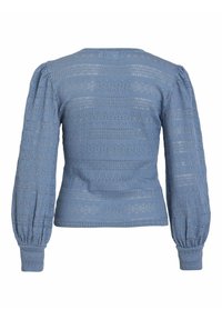 Modrý texturovaný top s přiléhavým korzetem, nabíranými rukávy a jemnými metalickými akcenty podél horizontálních pruhů. Zobrazeno ze zadní části.