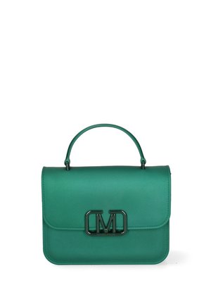 Borsa a tracolla verde in pelle con design strutturato, dotata di manico superiore, chiusura a patta e un accento con logo nero sul fronte.