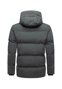 Tamsiai pilka pūkinė striukė su gobtuvu. Apima siuvinėtą dizainą, elastingus rankogalius ir siuvinėtą logotipą ant nugaros. Pagaminta iš lygaus audinio.