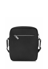 Czarna torba crossbody z teksturowanej tkaniny, z przednią kieszenią na zamek, regulowanym paskiem oraz metalowymi detalami.