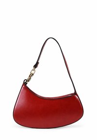 Bolso de mano rojo de cuero con forma curva, que presenta un cierre de metal en tono dorado y ribetes en negro a lo largo de los bordes. Textura suave.
