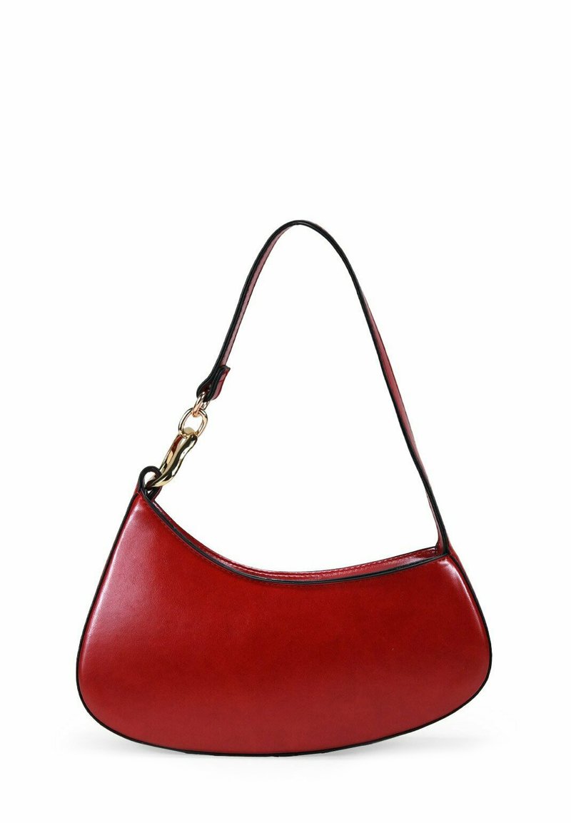 Bolso de mano rojo de cuero con forma curva, que presenta un cierre de metal en tono dorado y ribetes en negro a lo largo de los bordes. Textura suave.