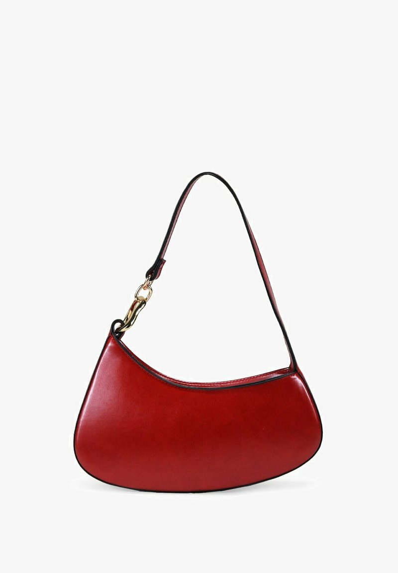Bolso de mano rojo de cuero con forma curva, que presenta un cierre de metal en tono dorado y ribetes en negro a lo largo de los bordes. Textura suave.