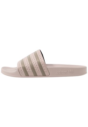 Lys beige Adidas slide sandal med tre olivengrønne striber og struktureret rem og sål, logo prægede siden.