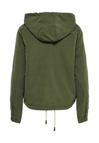 Olivgrön jacka med huva, med dragsnodd i nederkant, mjuk tygtextur och knappdetaljer på ärmarna.