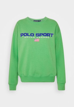 Sudadera verde hecha de algodón, con un gran logo "POLO SPORT" en azul, que incluye "RALPH LAUREN" y una pequeña bandera estadounidense debajo.