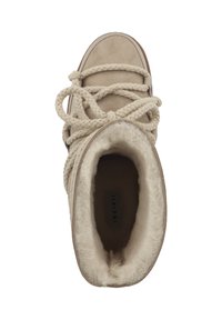 Zapato de ante marrón con cordones trenzados, forro de piel, puntera redonda y suela plana y texturizada. Etiqueta visible en el interior: INUKKI.