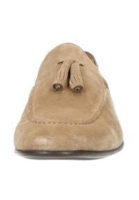 Tassel loafer in tan suede met een ronde neus, met franjes aan de voorkant en subtiele stiksels langs de randen.