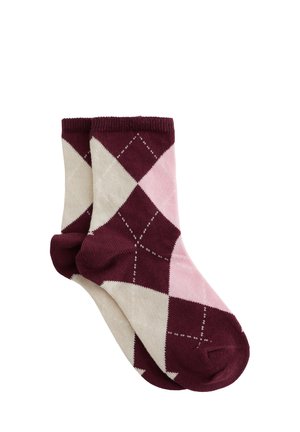 Paar Knöchelsocken mit Rautenmuster in Burgunder, Pink und Beige auf weißem Hintergrund.