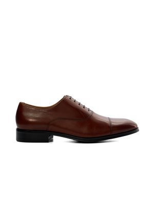 Chaussure habillée Oxford en cuir marron avec fermeture à lacets fermée, bout golf et semelle et talon noirs, vue de profil sur fond blanc.