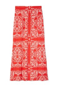 Κόκκινη midi φούστα με λευκό σχέδιο bandana παϊέτα και ελαφριά φούστα στο τελείωμα, απλωμένη σε λευκό φόντο.