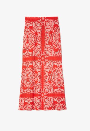 Rode midi-rok met witte paisley bandana-print en lichte uitlopende zoom, plat afgebeeld op een witte achtergrond.